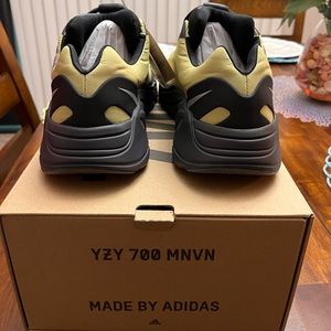 DS Yeezy 700 Resin Mens 9.5